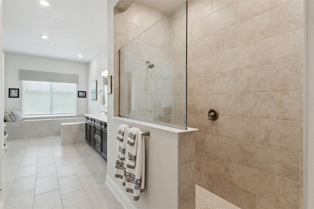 En Venta: $699,000 (4 camas, 3 baños, 3229 Pies cuadrados)