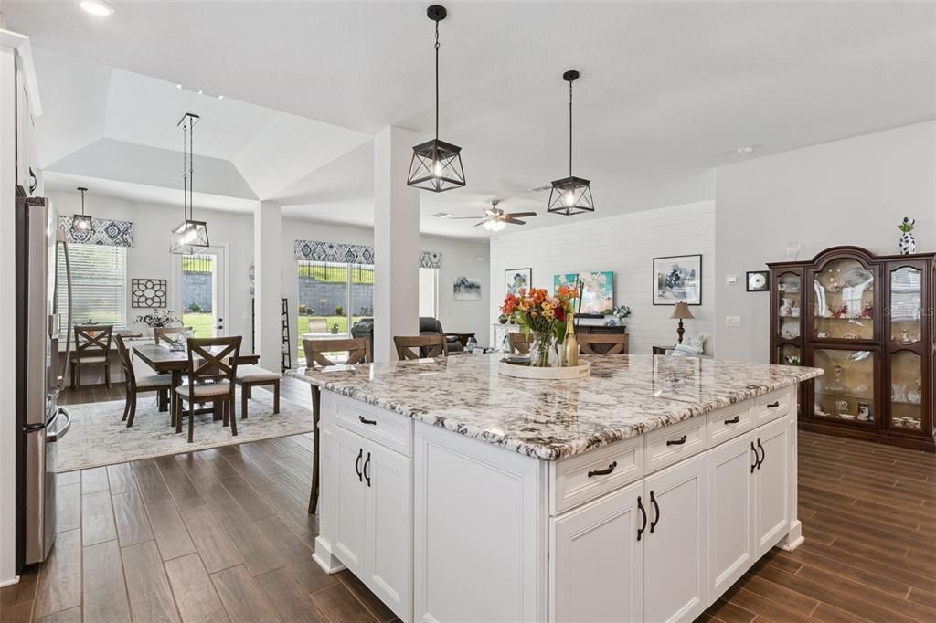 En Venta: $699,000 (4 camas, 3 baños, 3229 Pies cuadrados)