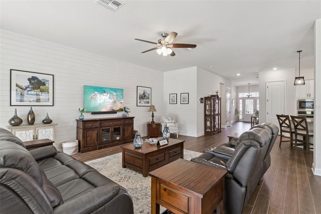 En Venta: $699,000 (4 camas, 3 baños, 3229 Pies cuadrados)