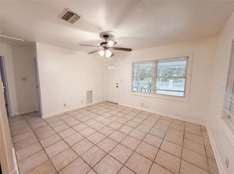 For Sale: $270,000 (2 beds, 1 baths, 886 Square Feet)