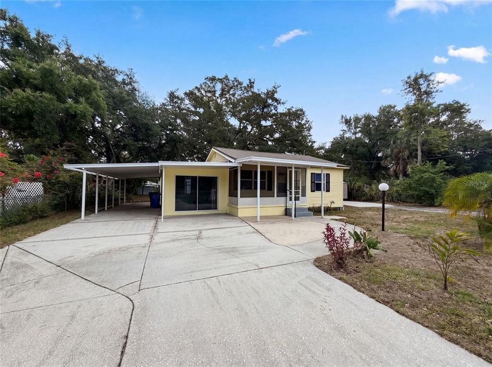 For Sale: $270,000 (2 beds, 1 baths, 886 Square Feet)