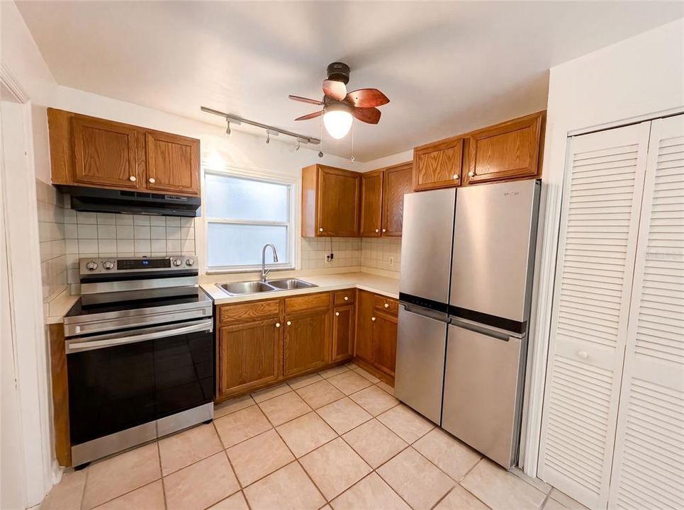 For Sale: $270,000 (2 beds, 1 baths, 886 Square Feet)
