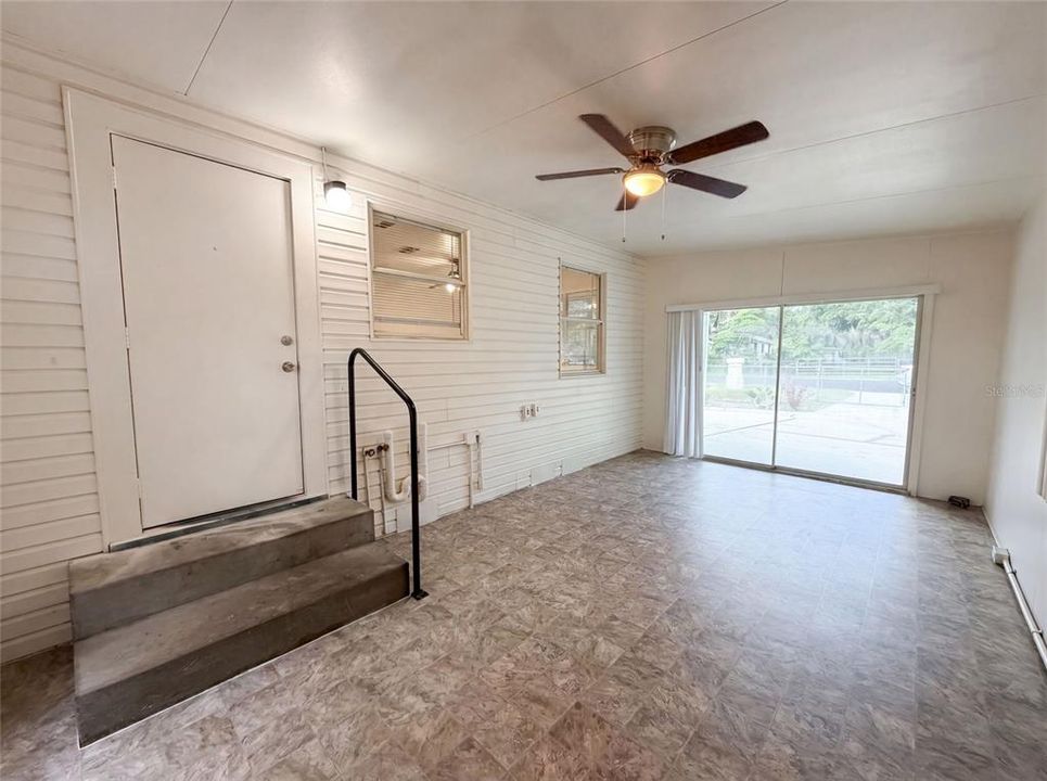 For Sale: $270,000 (2 beds, 1 baths, 886 Square Feet)