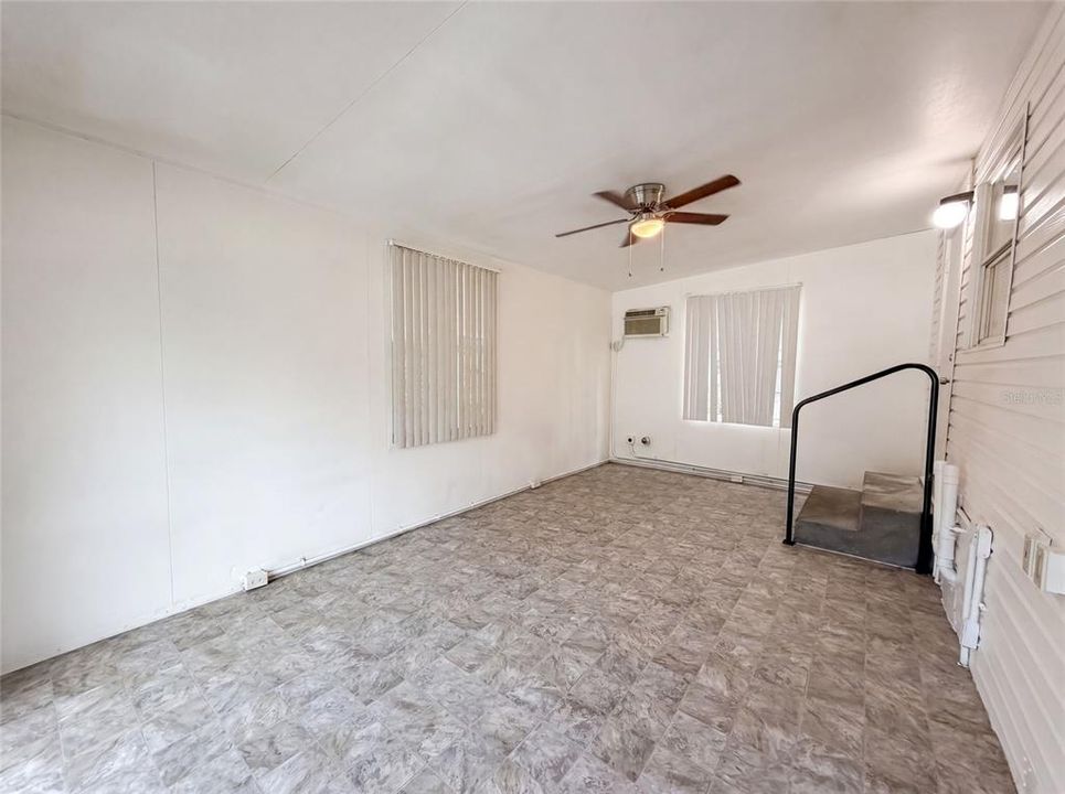 For Sale: $270,000 (2 beds, 1 baths, 886 Square Feet)