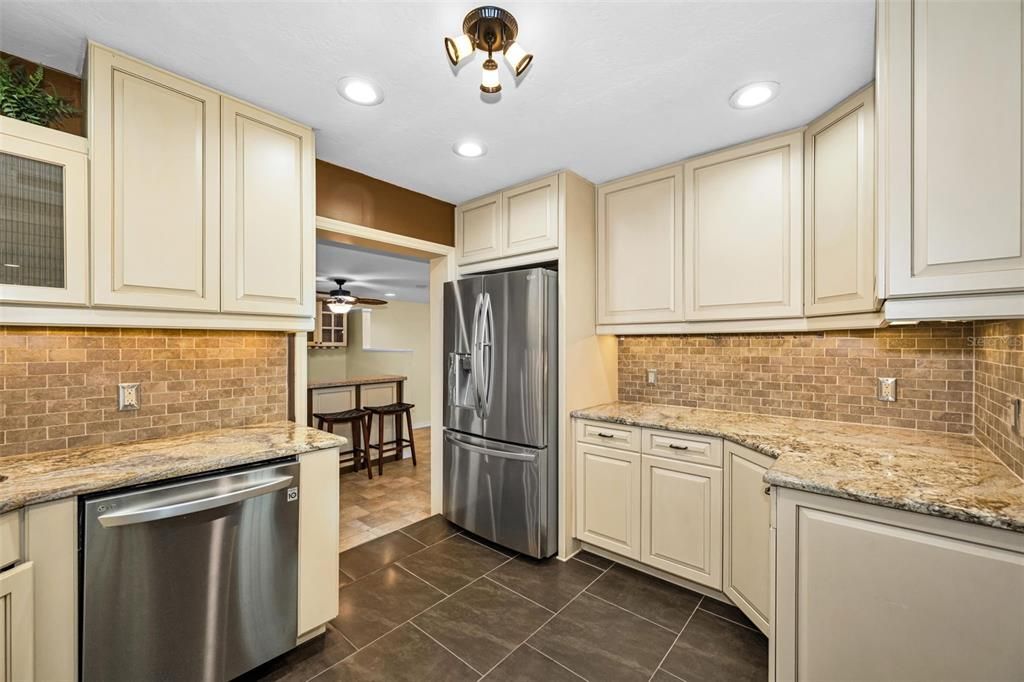 На продажу: $334,900 (2 спален, 1 ванн, 1202 Квадратных фут)