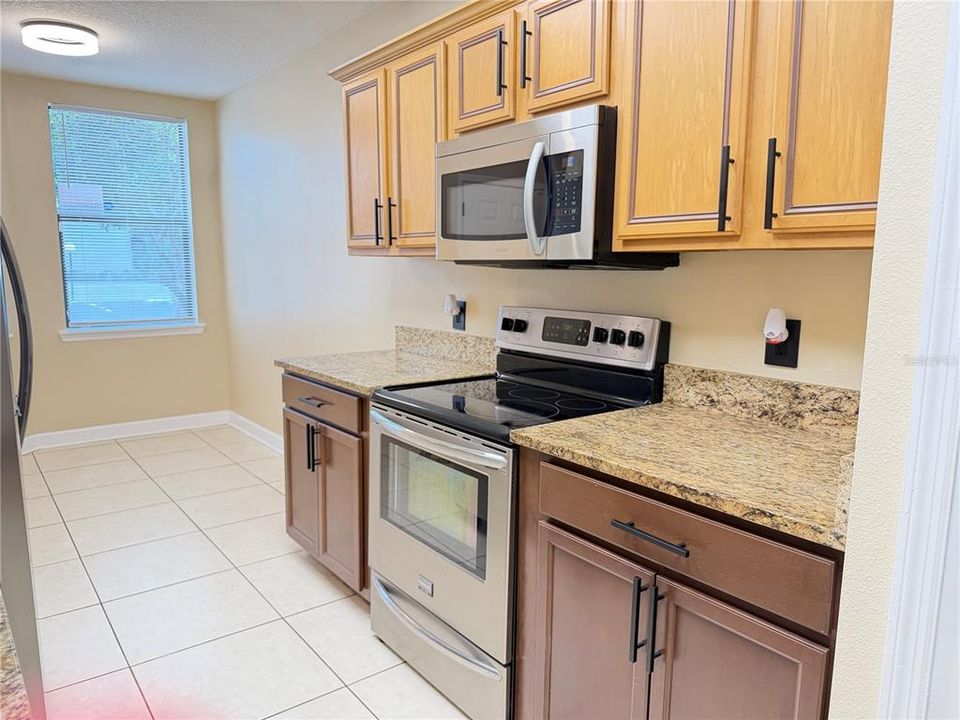 For Rent: $2,695 (3 beds, 3 baths, 1550 Square Feet)