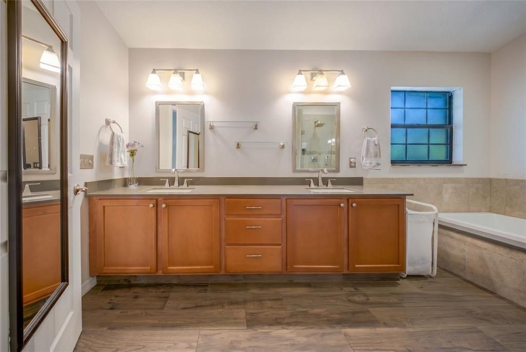 En Venta: $689,900 (4 camas, 3 baños, 2797 Pies cuadrados)
