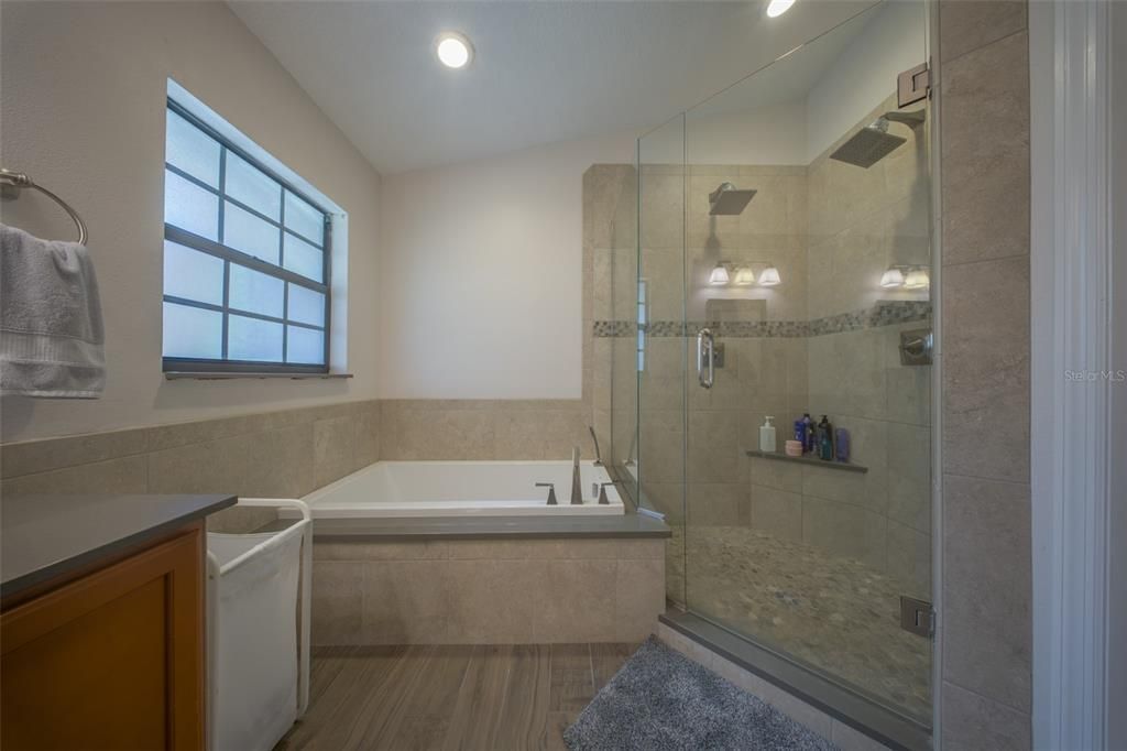 En Venta: $689,900 (4 camas, 3 baños, 2797 Pies cuadrados)