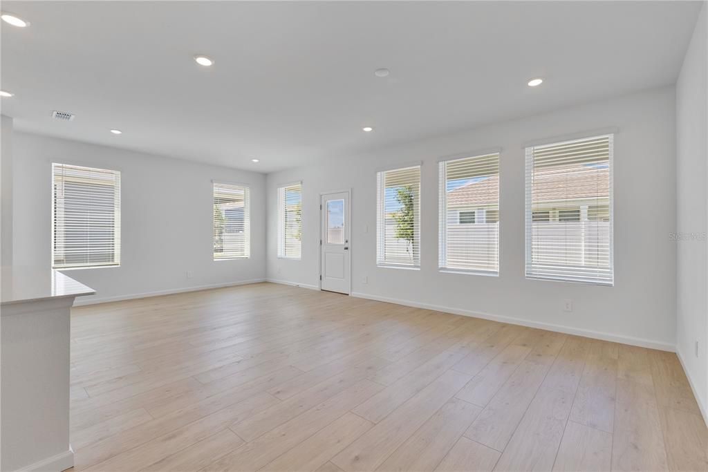 For Rent: $2,500 (3 beds, 2 baths, 1960 Square Feet)