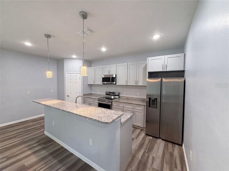 For Sale: $350,000 (3 beds, 3 baths, 1665 Square Feet)