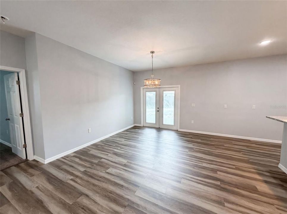 For Sale: $350,000 (3 beds, 3 baths, 1665 Square Feet)