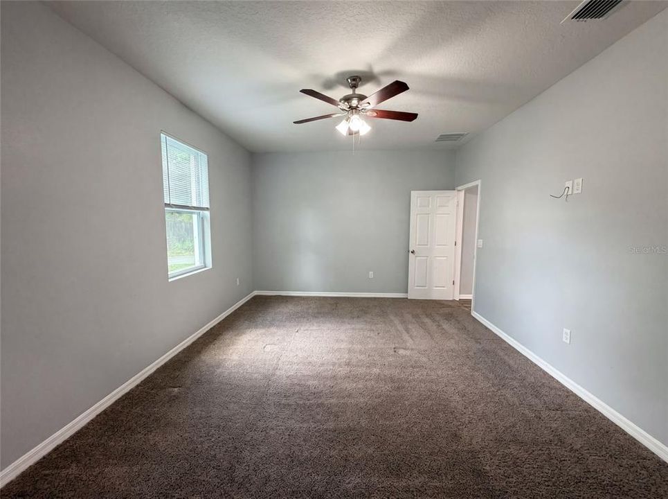 For Sale: $350,000 (3 beds, 3 baths, 1665 Square Feet)