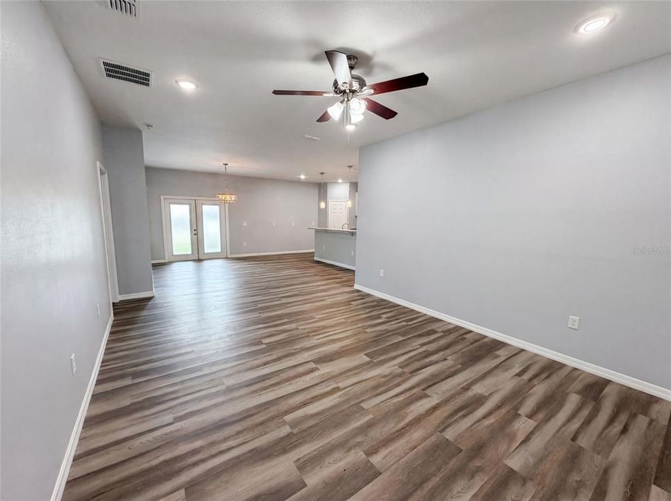 For Sale: $350,000 (3 beds, 3 baths, 1665 Square Feet)