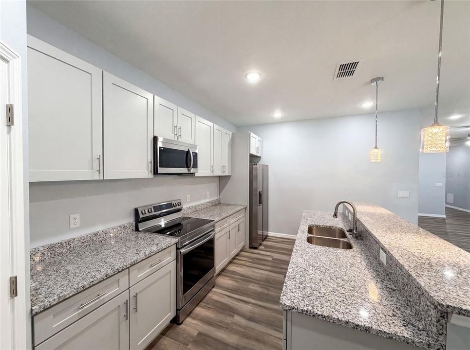 For Sale: $350,000 (3 beds, 3 baths, 1665 Square Feet)