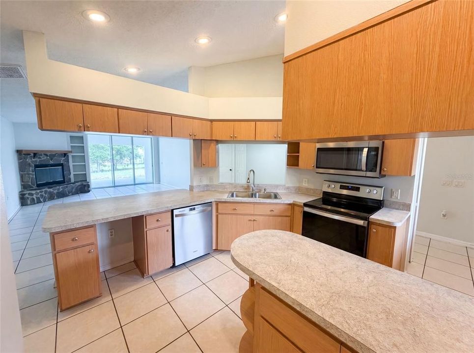 For Sale: $255,000 (3 beds, 2 baths, 1597 Square Feet)