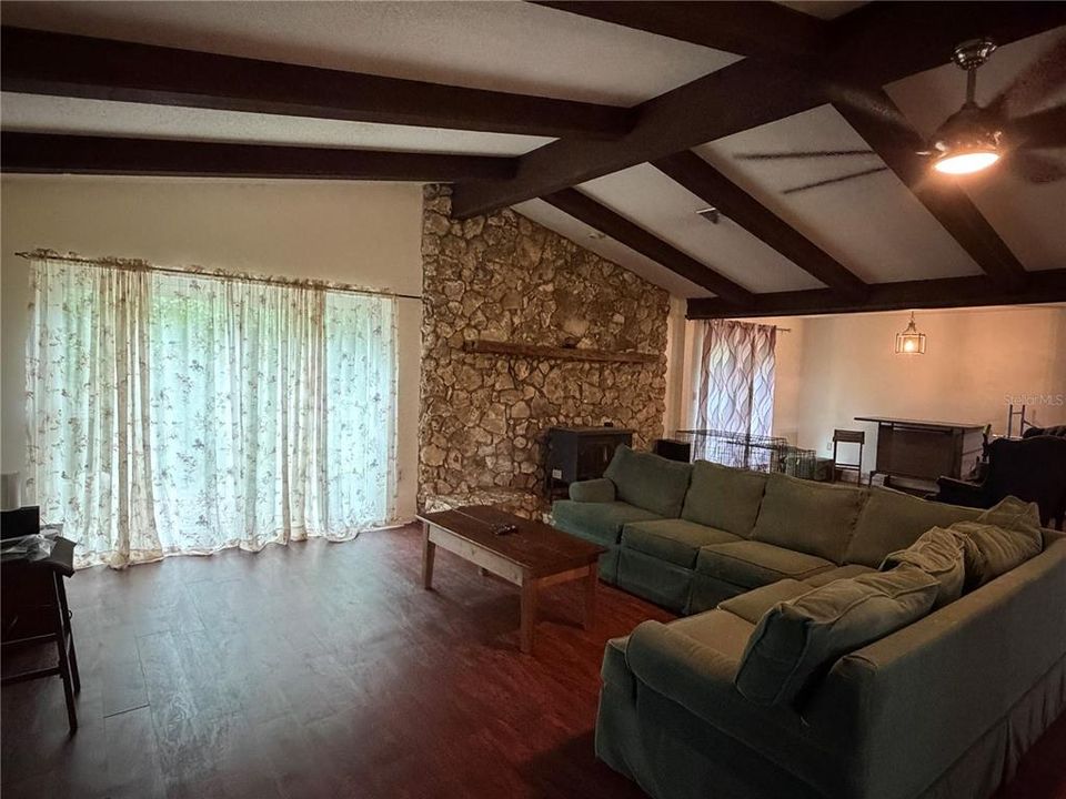 For Sale: $199,900 (2 beds, 2 baths, 1516 Square Feet)