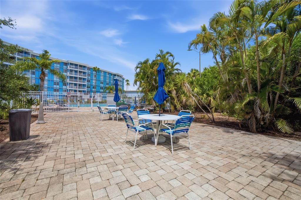 For Sale: $100,000 (2 beds, 1 baths, 887 Square Feet)
