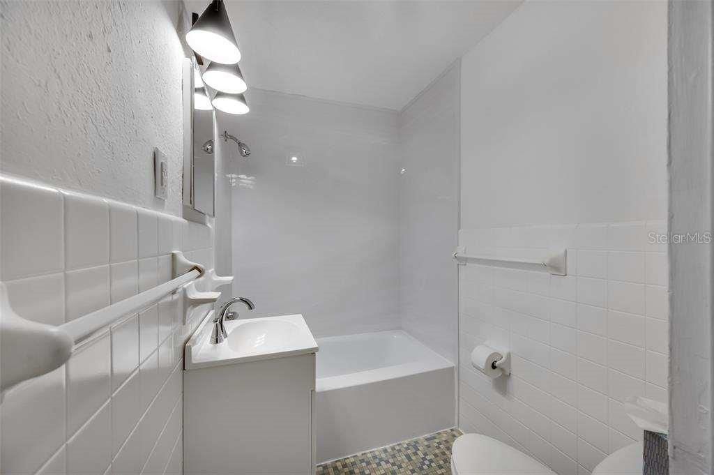 For Sale: $100,000 (2 beds, 1 baths, 887 Square Feet)