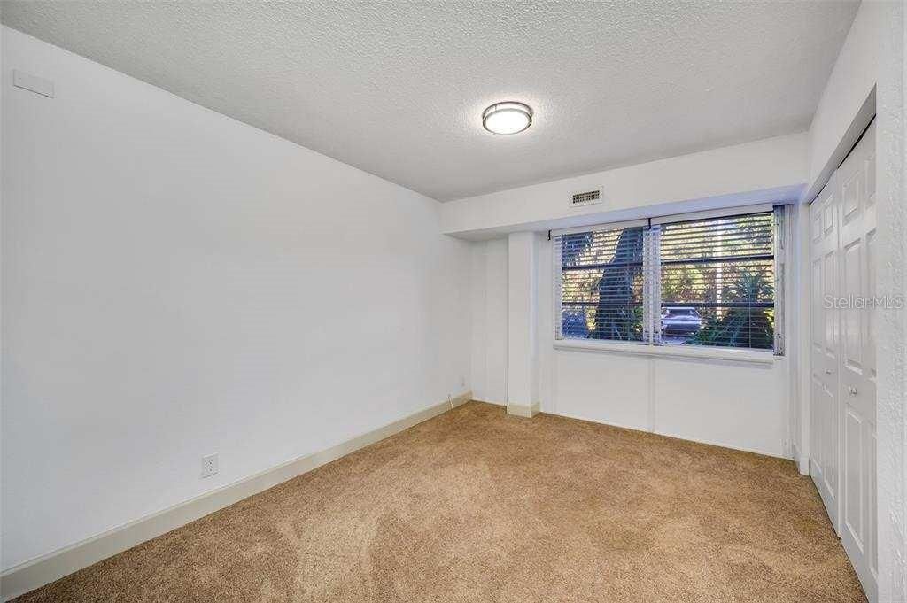 For Sale: $100,000 (2 beds, 1 baths, 887 Square Feet)