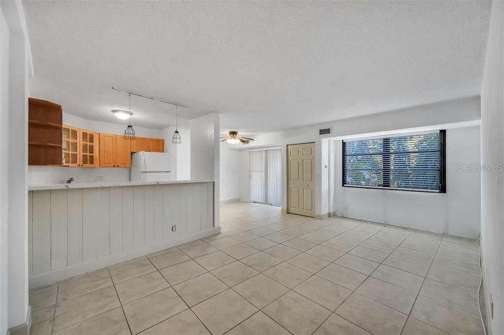 For Sale: $100,000 (2 beds, 1 baths, 887 Square Feet)