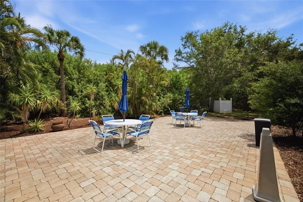 For Sale: $100,000 (2 beds, 1 baths, 887 Square Feet)