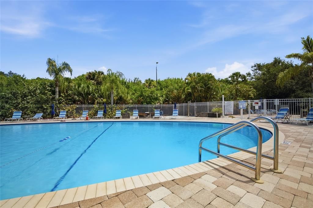 For Sale: $100,000 (2 beds, 1 baths, 887 Square Feet)