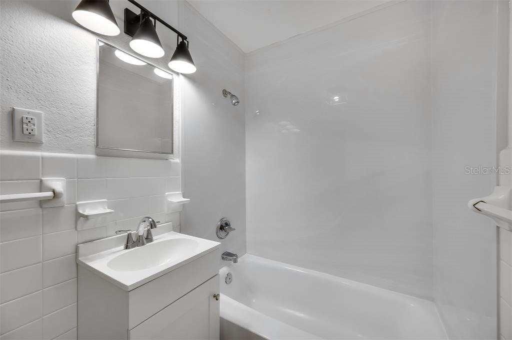 For Sale: $100,000 (2 beds, 1 baths, 887 Square Feet)