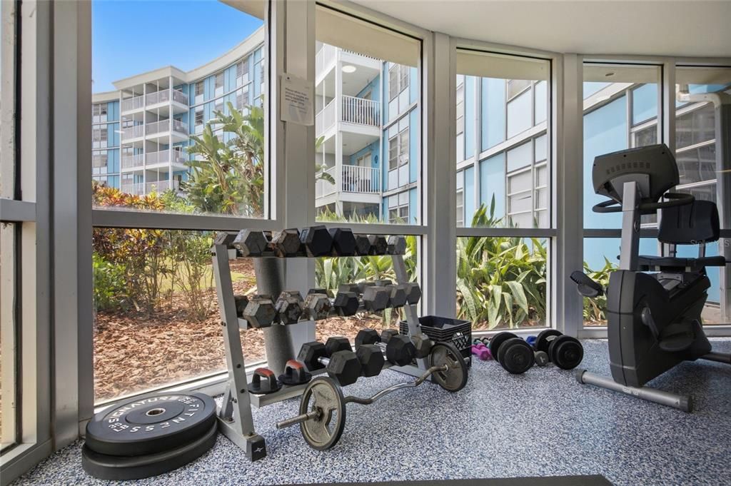 For Sale: $100,000 (2 beds, 1 baths, 887 Square Feet)