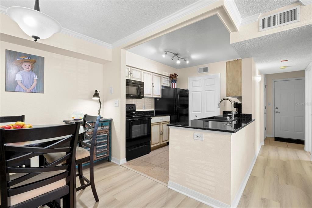 На продажу: $199,000 (2 спален, 2 ванн, 1121 Квадратных фут)