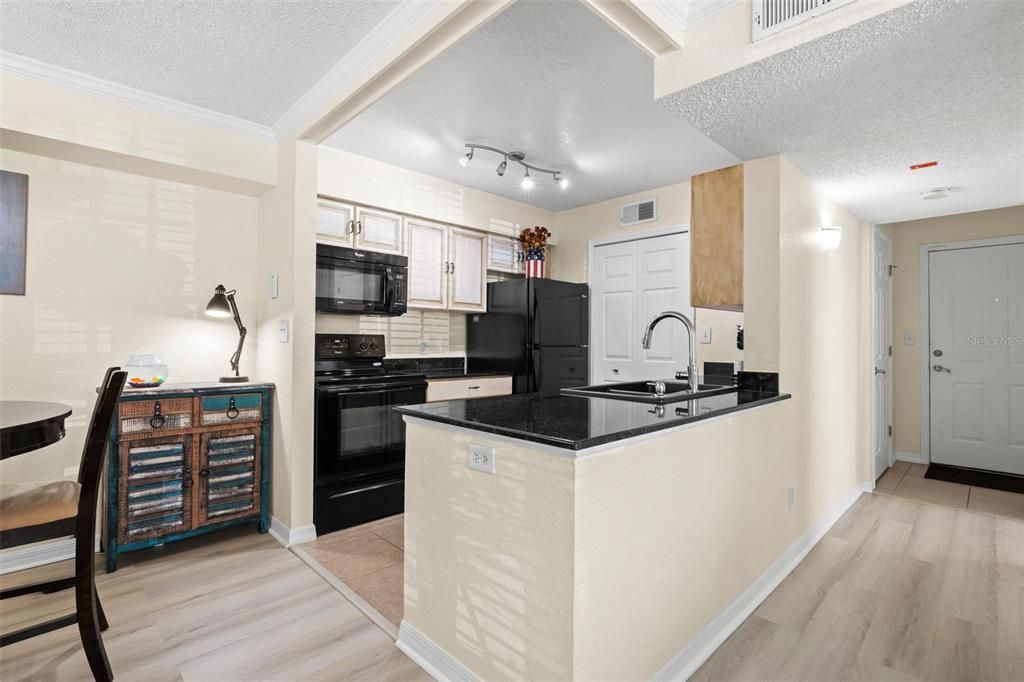 На продажу: $199,000 (2 спален, 2 ванн, 1121 Квадратных фут)