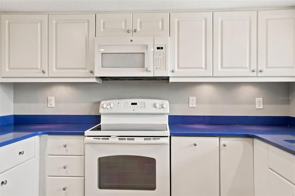 For Sale: $174,000 (2 beds, 2 baths, 1007 Square Feet)