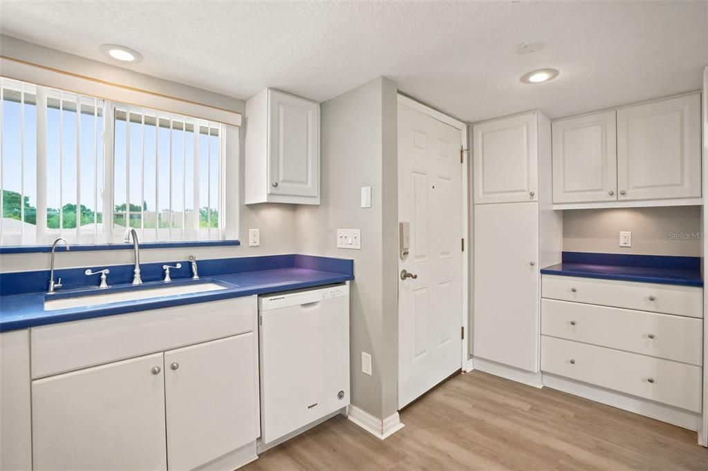 For Sale: $174,000 (2 beds, 2 baths, 1007 Square Feet)
