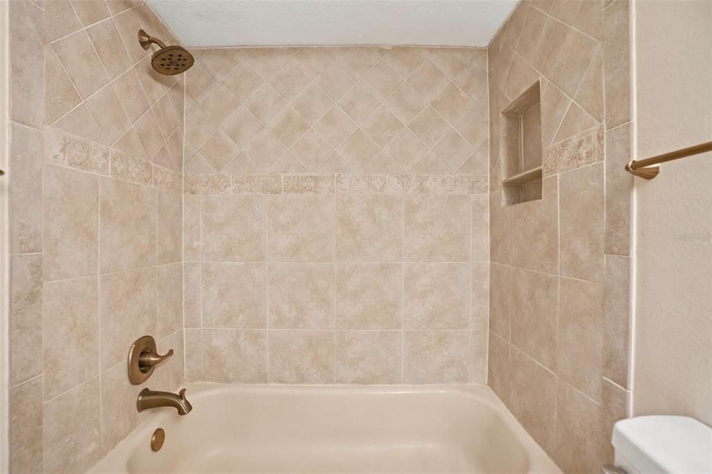 For Sale: $174,000 (2 beds, 2 baths, 1007 Square Feet)