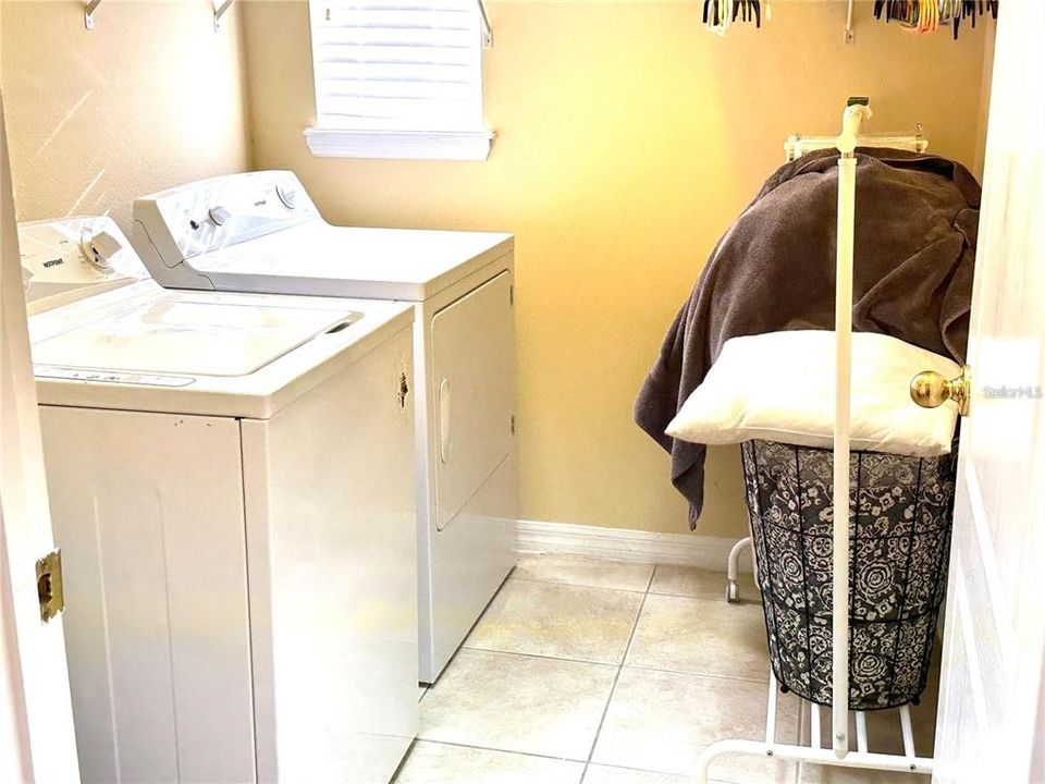 For Rent: $2,000 (3 beds, 2 baths, 1705 Square Feet)