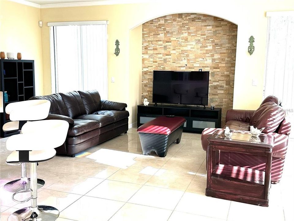 For Rent: $2,000 (3 beds, 2 baths, 1705 Square Feet)