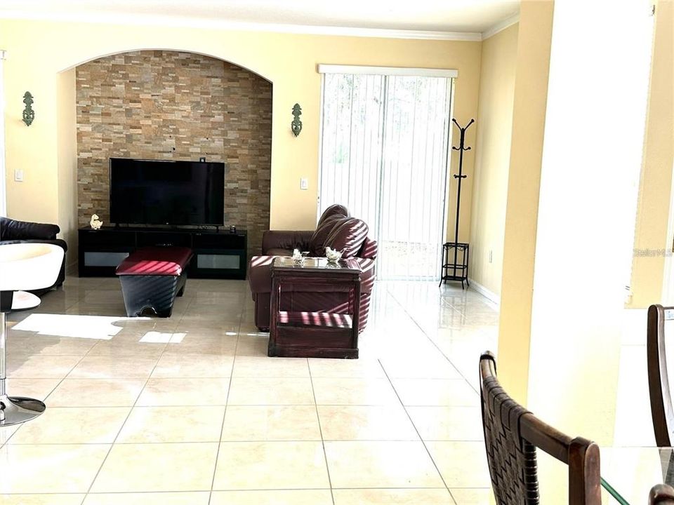 For Rent: $2,000 (3 beds, 2 baths, 1705 Square Feet)