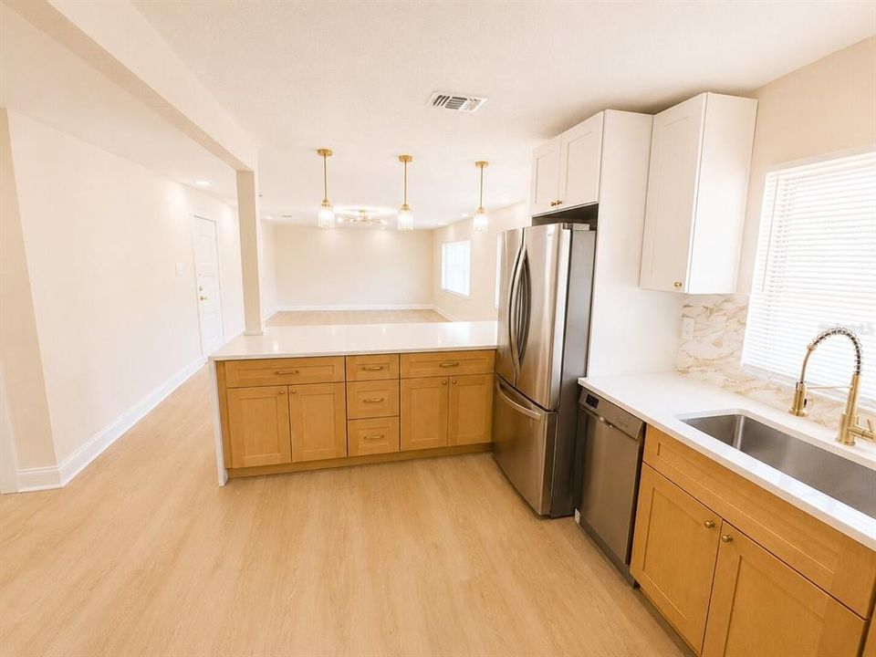 На продажу: $399,950 (4 спален, 2 ванн, 1546 Квадратных фут)