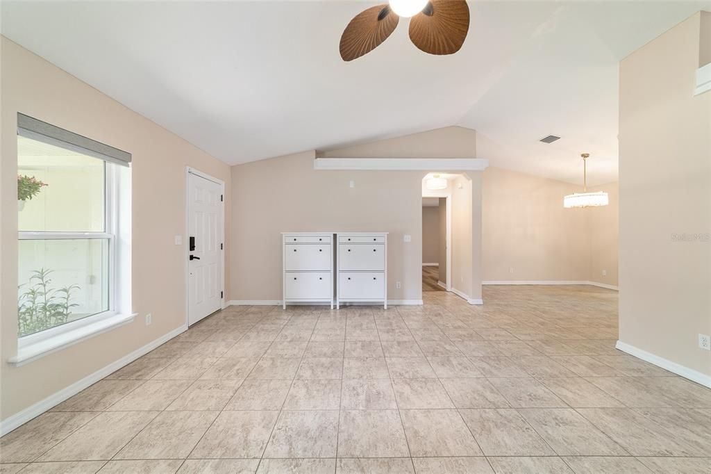 En Venta: $415,000 (4 camas, 2 baños, 1816 Pies cuadrados)