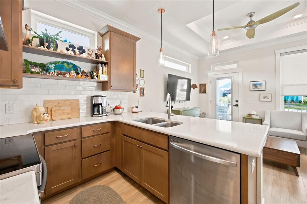For Sale: $165,000 (1 beds, 1 baths, 588 Square Feet)