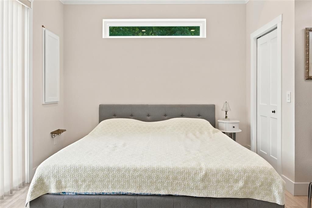 For Sale: $165,000 (1 beds, 1 baths, 588 Square Feet)