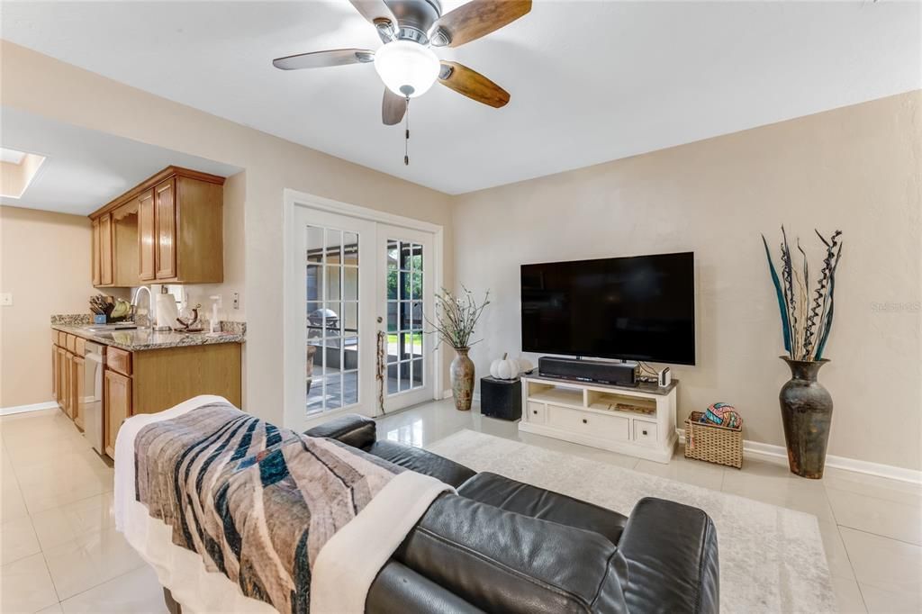 For Sale: $400,000 (4 beds, 3 baths, 2064 Square Feet)