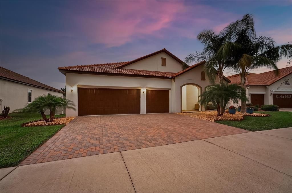 For Sale: $585,000 (3 beds, 3 baths, 2651 Square Feet)