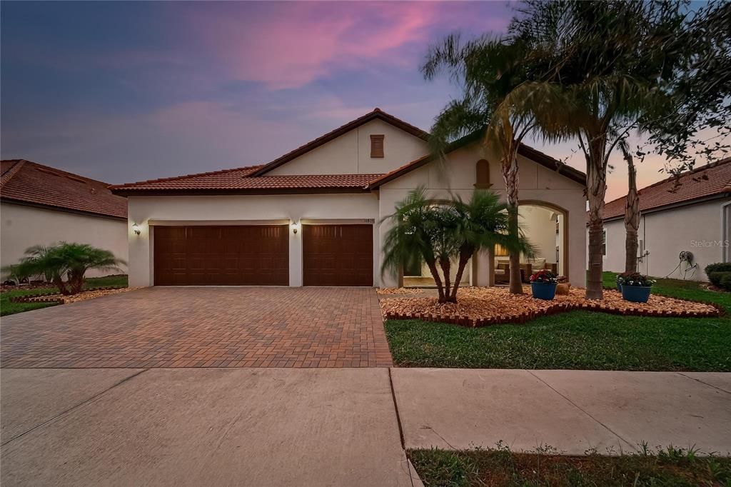 For Sale: $585,000 (3 beds, 3 baths, 2651 Square Feet)