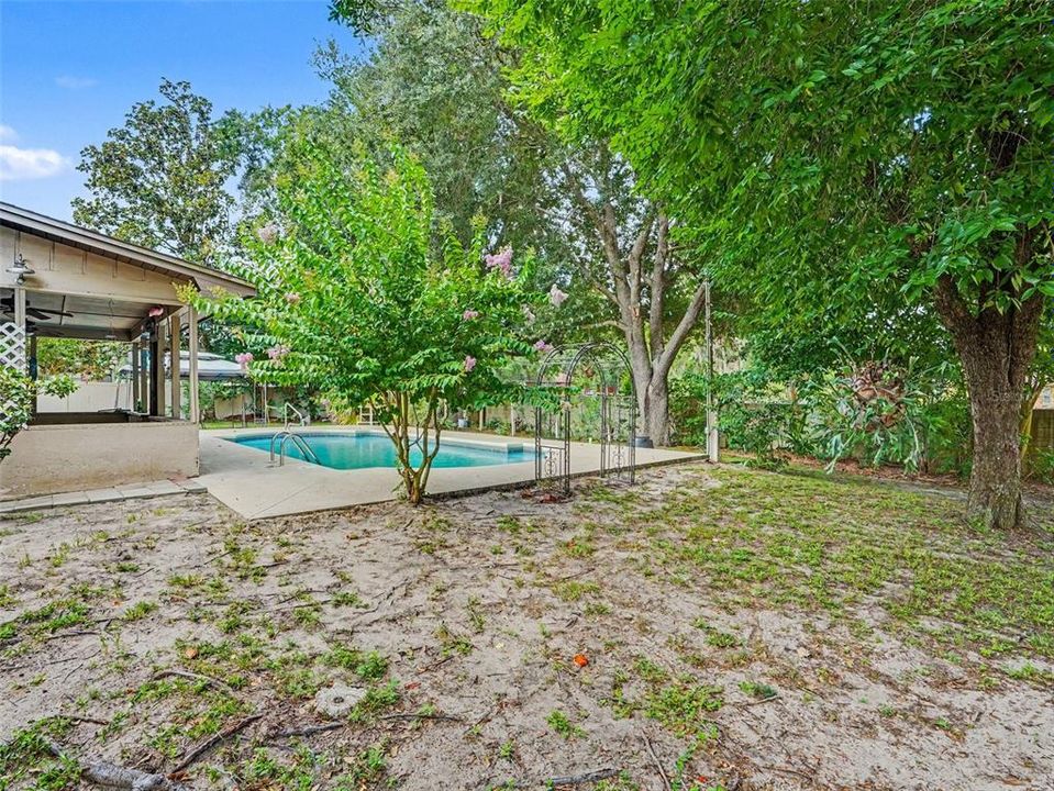 For Sale: $399,999 (4 beds, 2 baths, 2097 Square Feet)