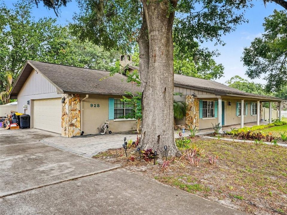 For Sale: $399,999 (4 beds, 2 baths, 2097 Square Feet)