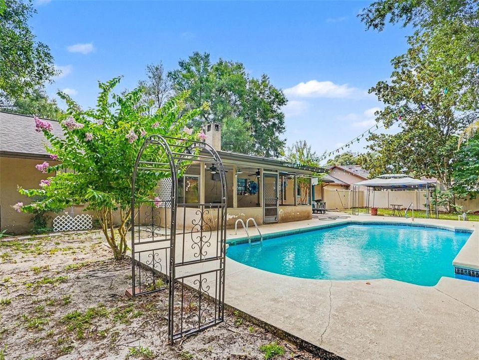 For Sale: $399,999 (4 beds, 2 baths, 2097 Square Feet)