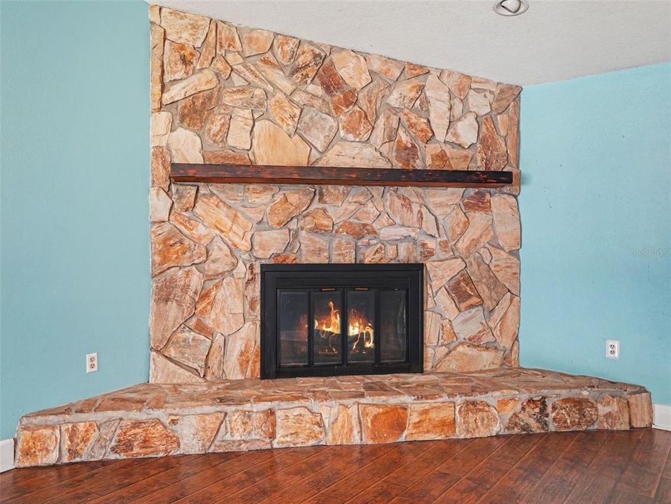 For Sale: $399,999 (4 beds, 2 baths, 2097 Square Feet)