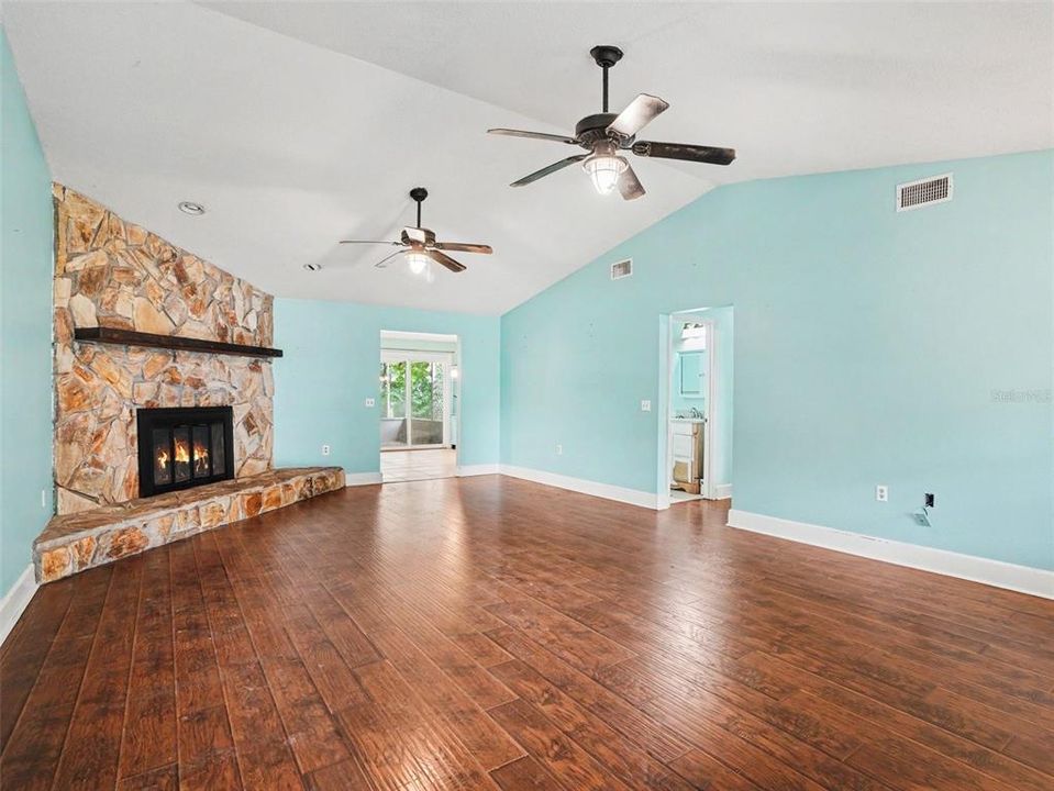 For Sale: $399,999 (4 beds, 2 baths, 2097 Square Feet)