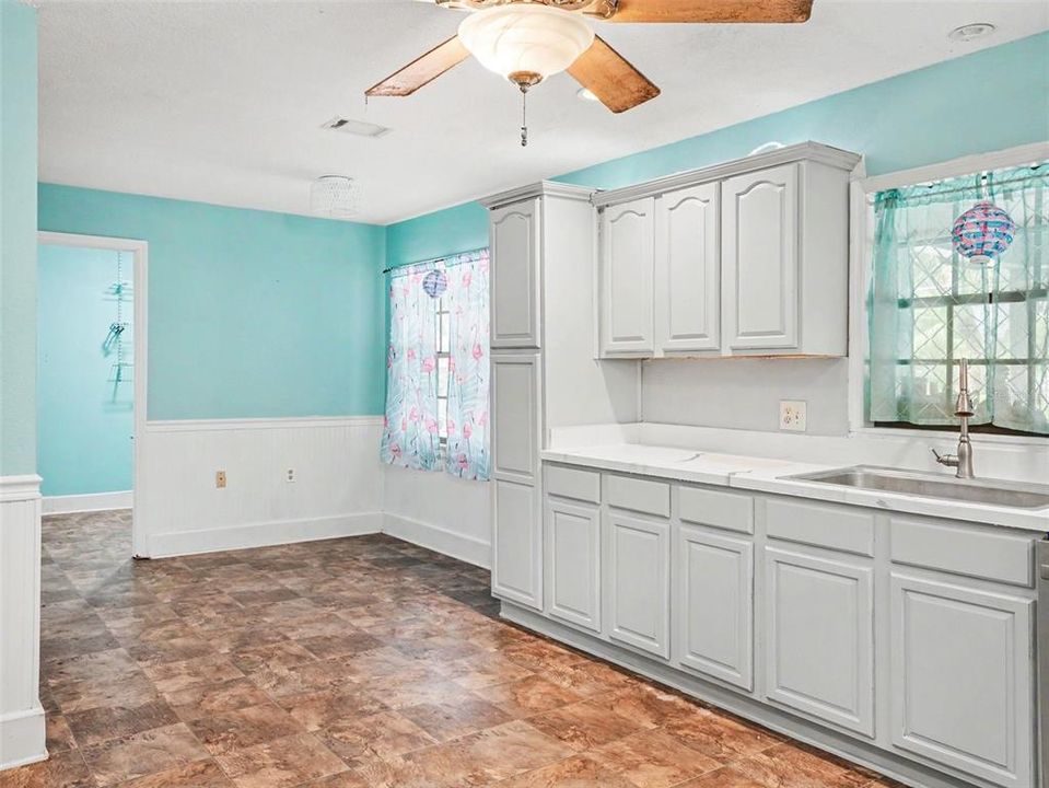 For Sale: $399,999 (4 beds, 2 baths, 2097 Square Feet)