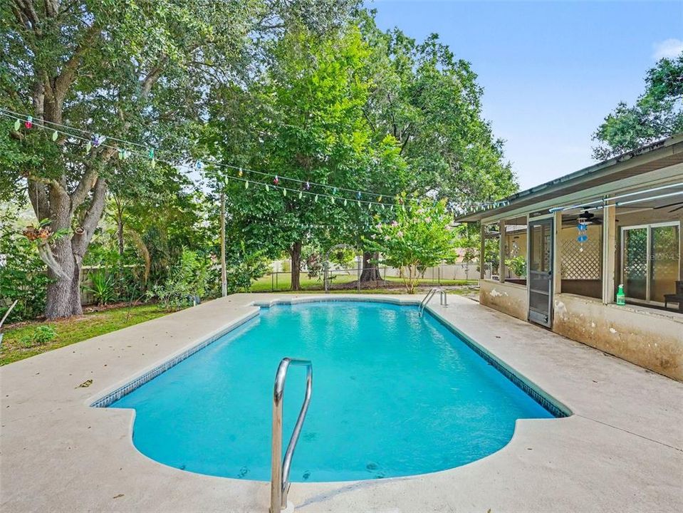 For Sale: $399,999 (4 beds, 2 baths, 2097 Square Feet)